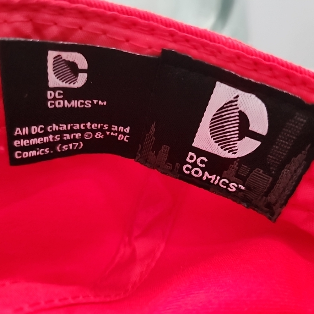 DC Comics Vibrant Red Cap - Picture 9 of 9